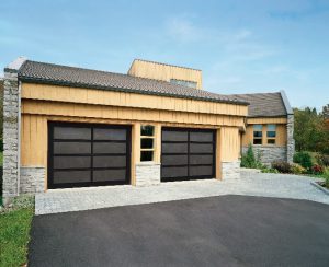 Ajoutez des portes de garage vitrées à votre terrasse couverte extérieure
