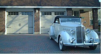 Portes de garage avec vieille auto